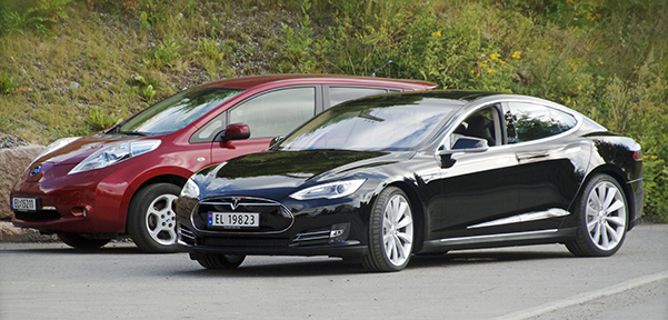 Left, Nissan Leaf and right, Tesla Model S by Norsk Elbilforening licensed under the Creative Commons Attribution 2.0 Generic Licence